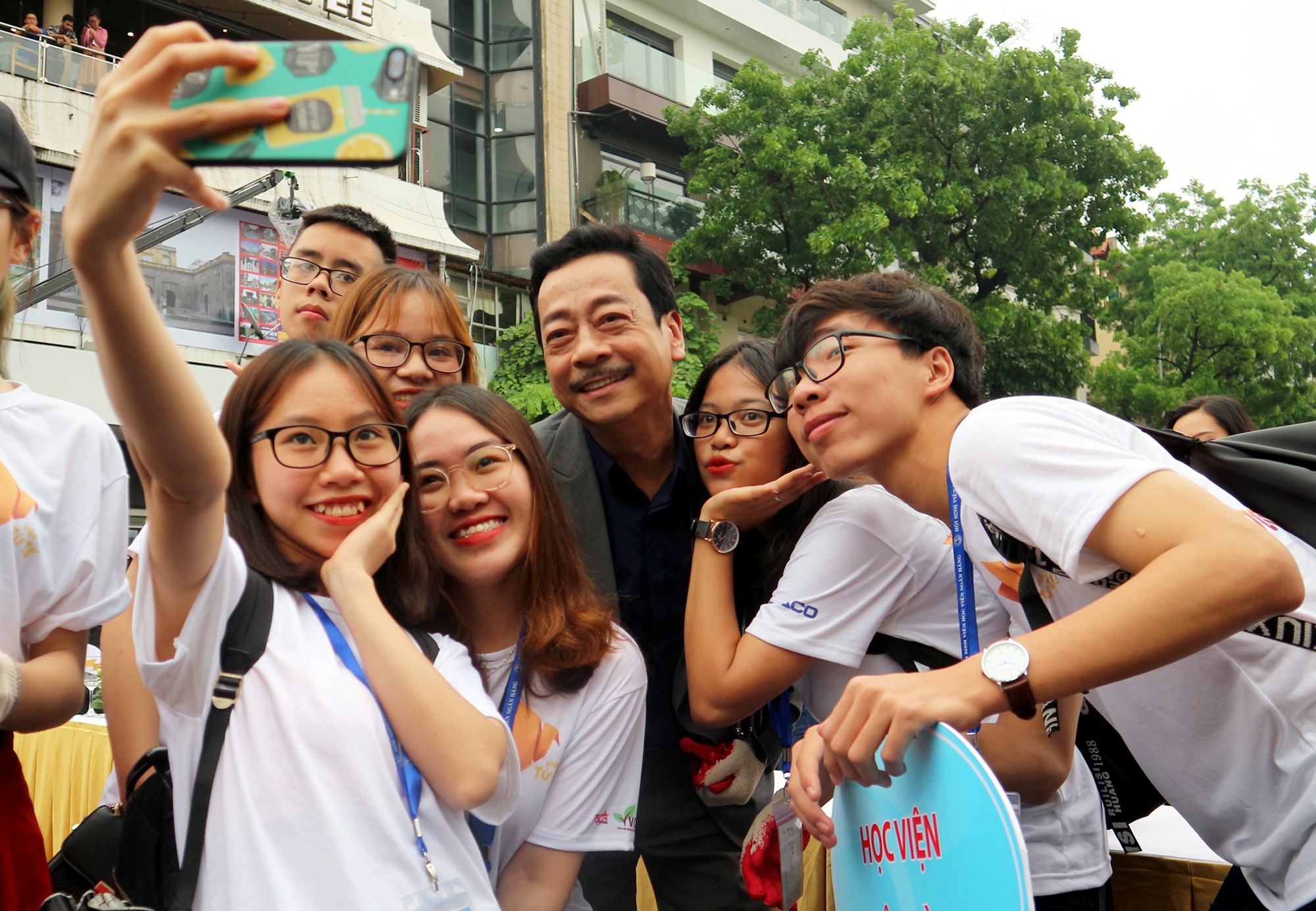 Tin nhanh - “Ông trùm” Phan Quân và “cô Đẩu” cùng hàng nghìn người hào hứng tham gia ngày tử tế  (Hình 4).