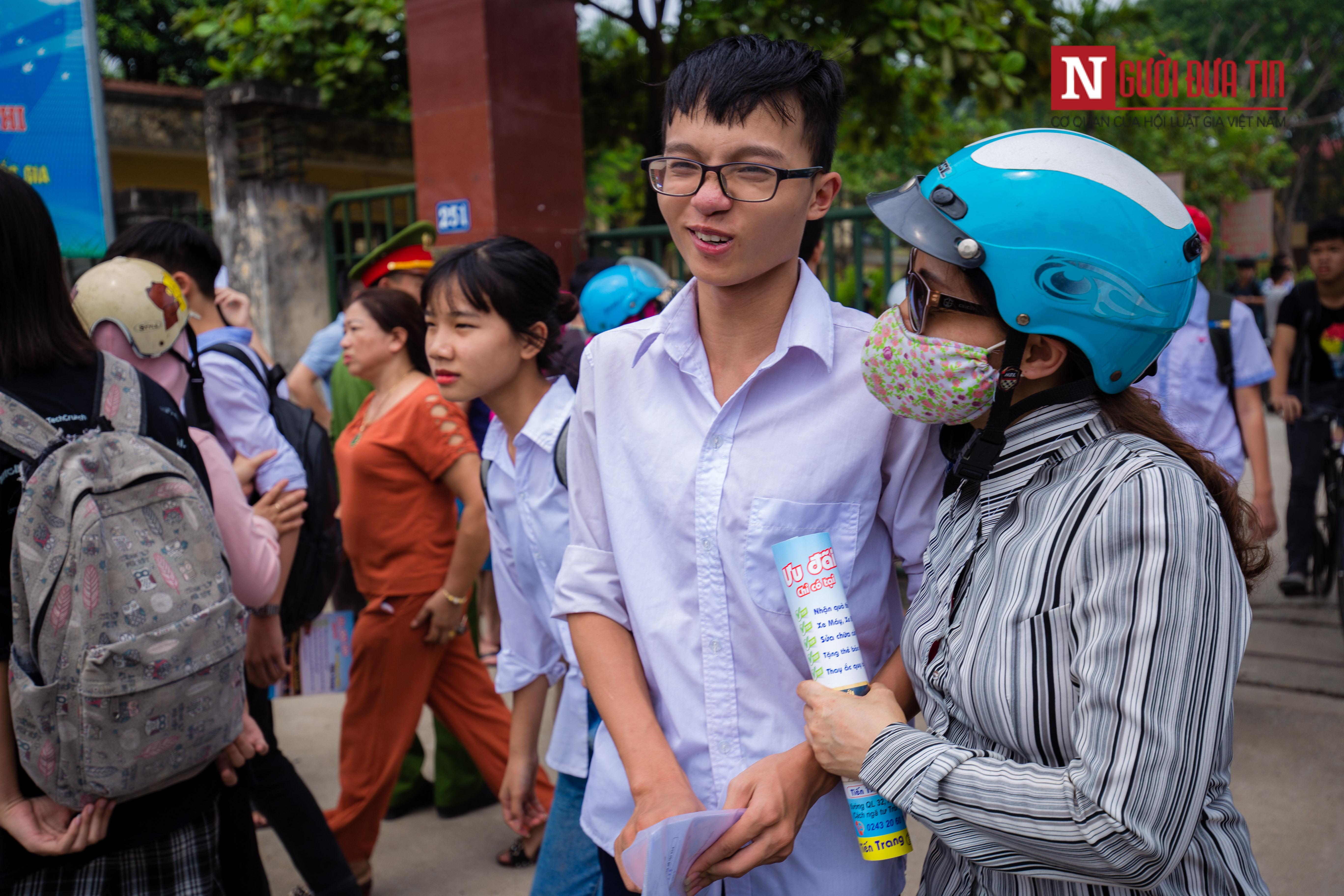 Giáo dục - Thi tuyển sinh lớp 10: Đề Tiếng Anh và Lịch sử đều dễ, thí sinh rạng rỡ, phụ huynh 'thở phào' (Hình 9).