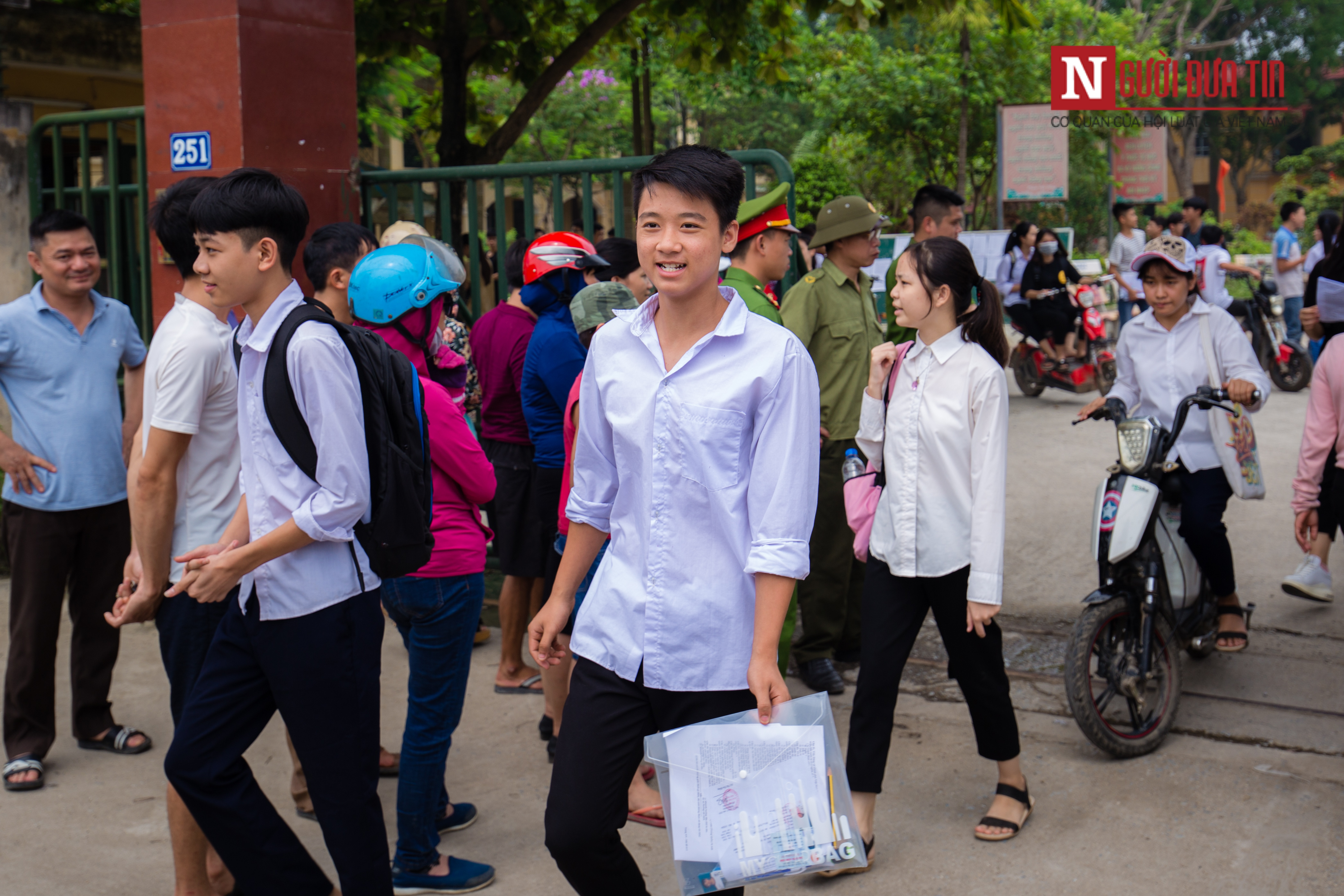 Giáo dục - Thi tuyển sinh lớp 10: Đề Tiếng Anh và Lịch sử đều dễ, thí sinh rạng rỡ, phụ huynh 'thở phào' (Hình 8).