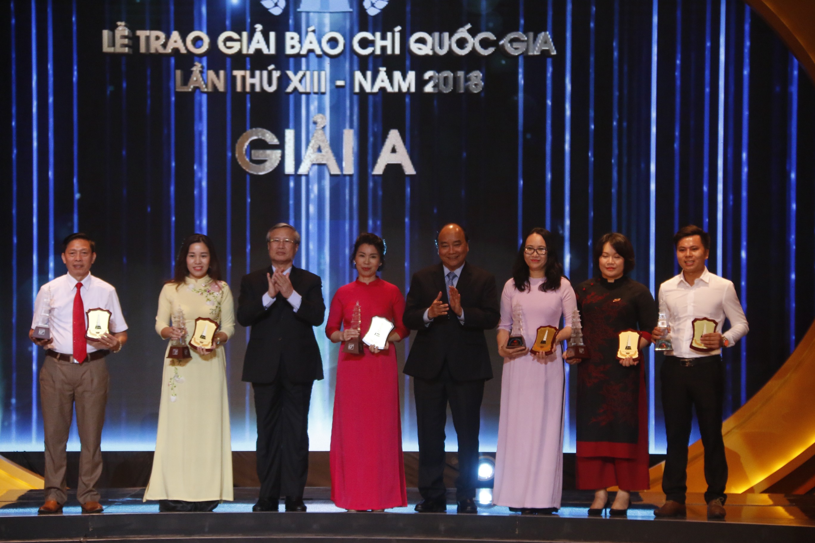 Văn hoá - Thủ tướng Nguyễn Xuân Phúc trao Giải Báo chí Quốc gia lần thứ XIII - 2018 (Hình 2).