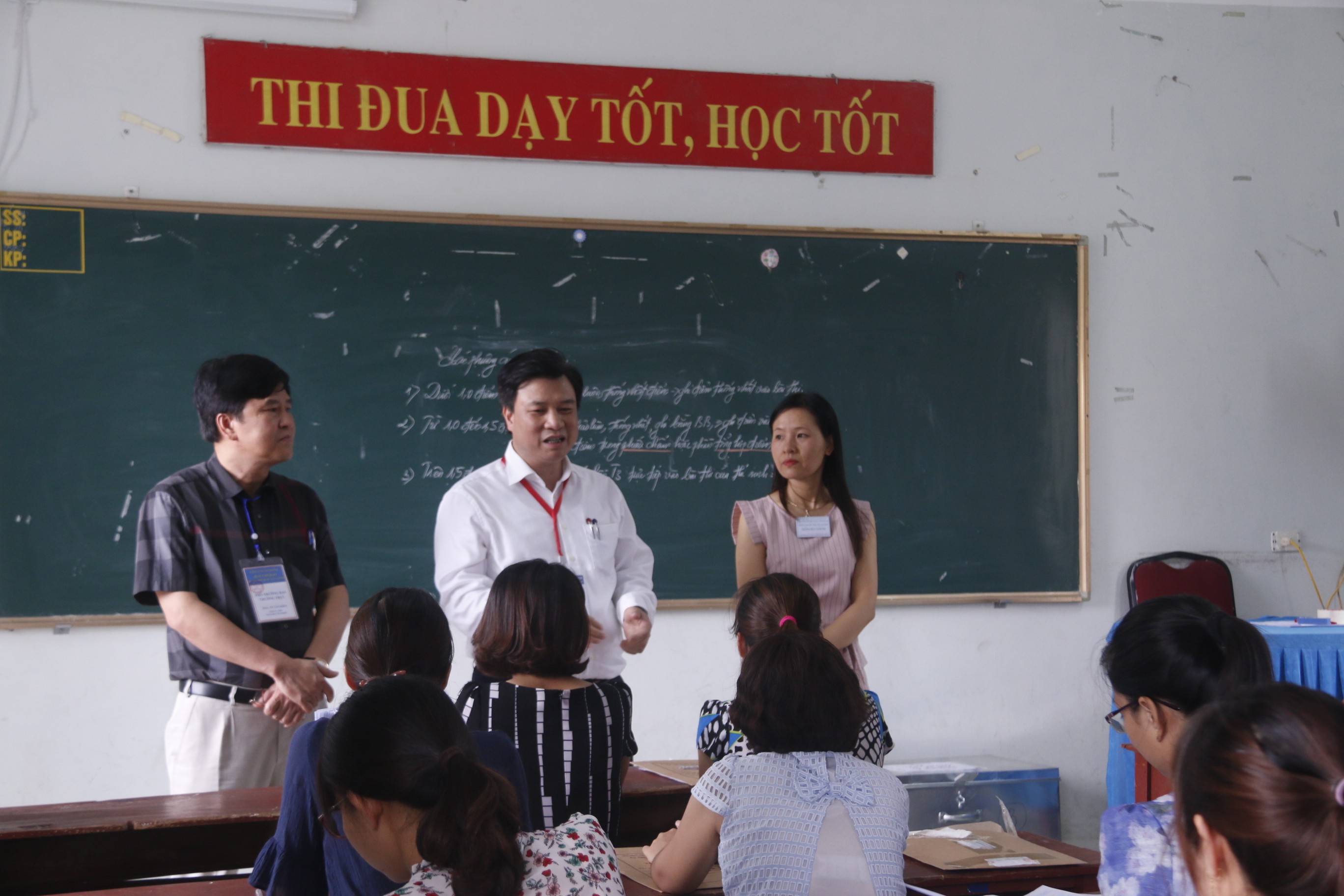 Giáo dục - Chấm thi THPT Quốc gia 2019: Nỗi lòng 'khăn gói' xa nhà vì học sinh thân yêu (Hình 2).