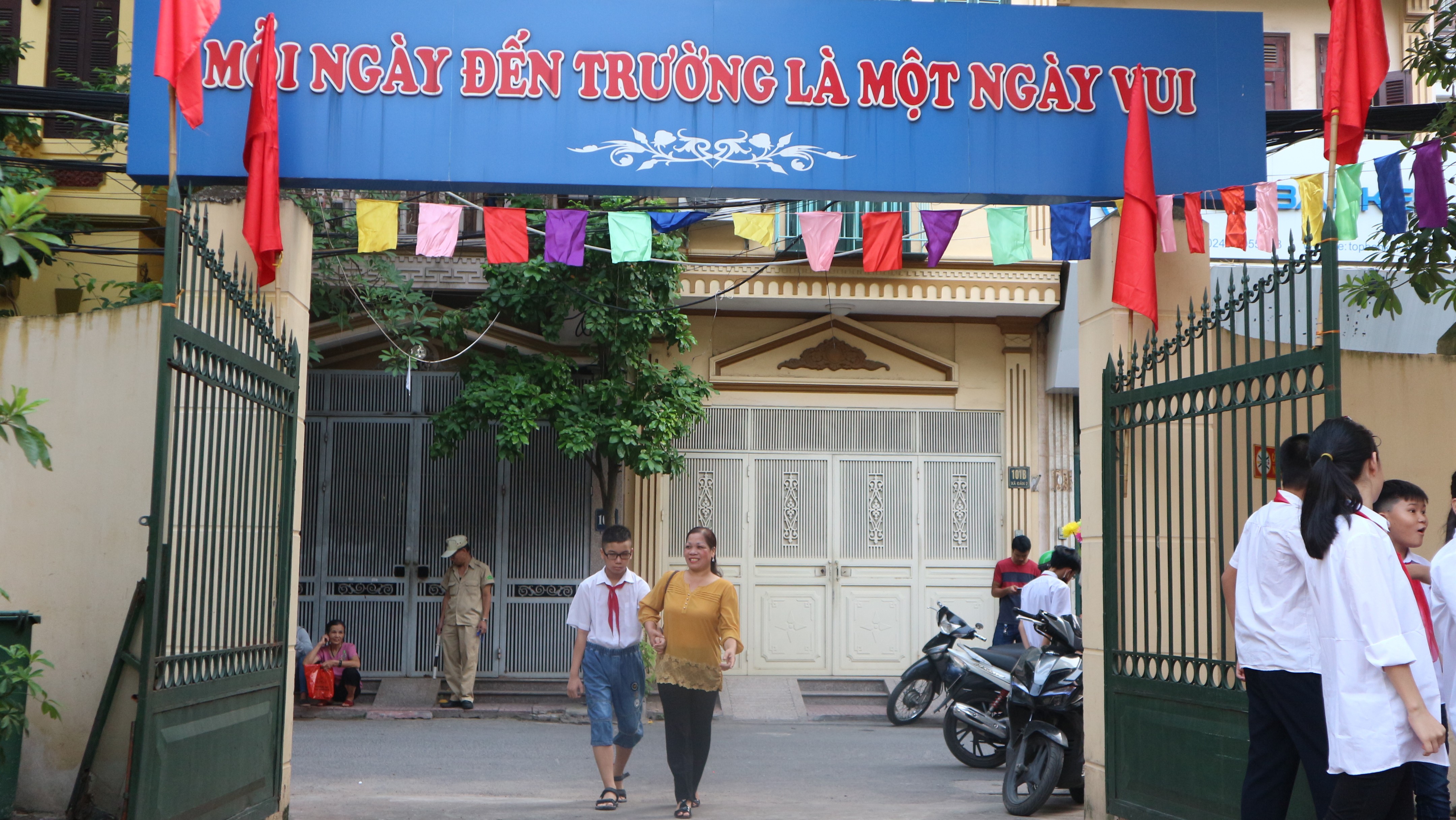 Giáo dục - Rạng rỡ ngày khai trường của những học sinh 'hát Quốc ca bằng tay' (Hình 14).