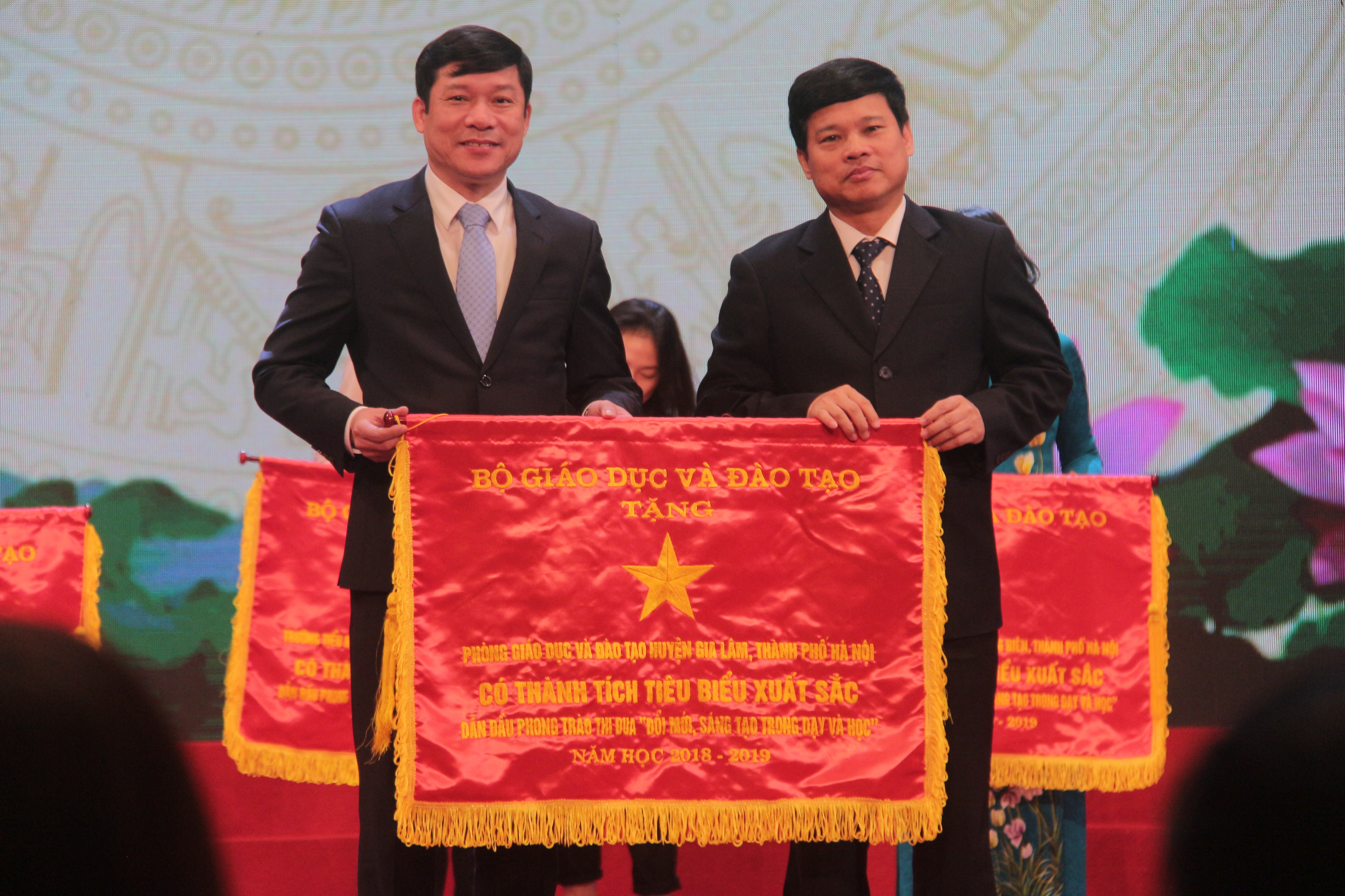 Giáo dục - Tuyên dương tấm gương nhà giáo mẫu mực Thủ đô 2019 (Hình 14).