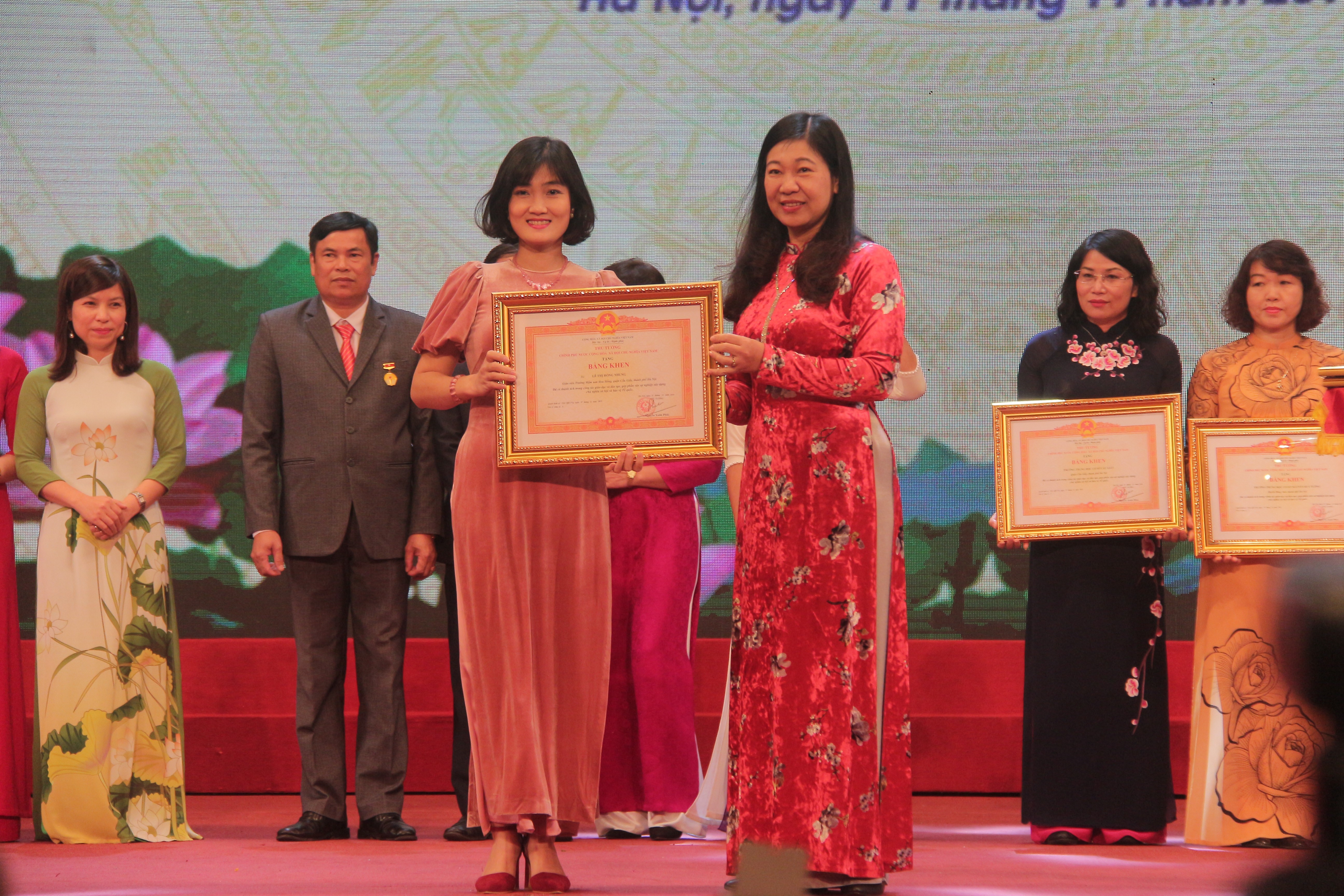 Giáo dục - Tuyên dương tấm gương nhà giáo mẫu mực Thủ đô 2019 (Hình 12).