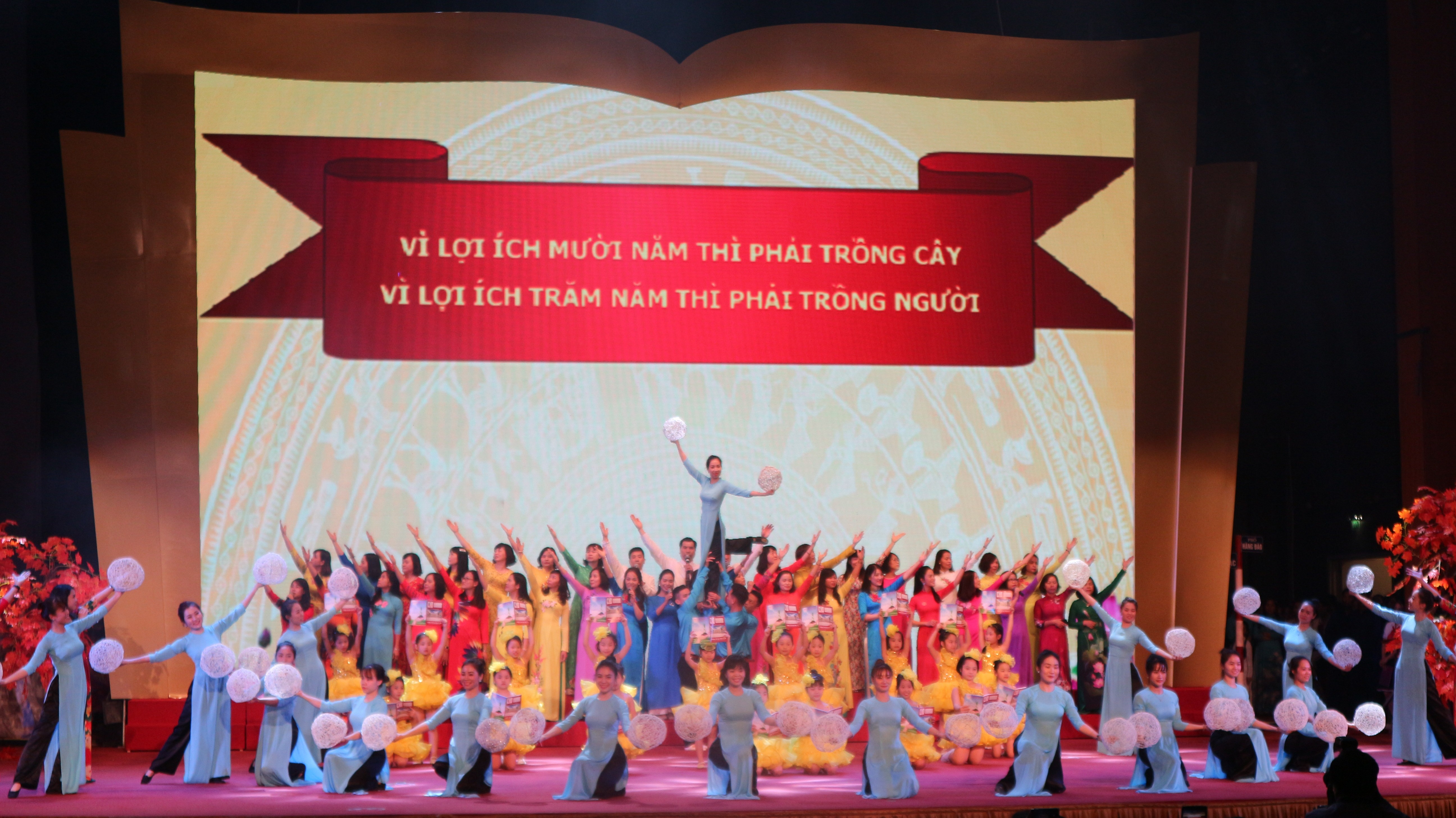 Giáo dục - Tuyên dương tấm gương nhà giáo mẫu mực Thủ đô 2019 (Hình 8).
