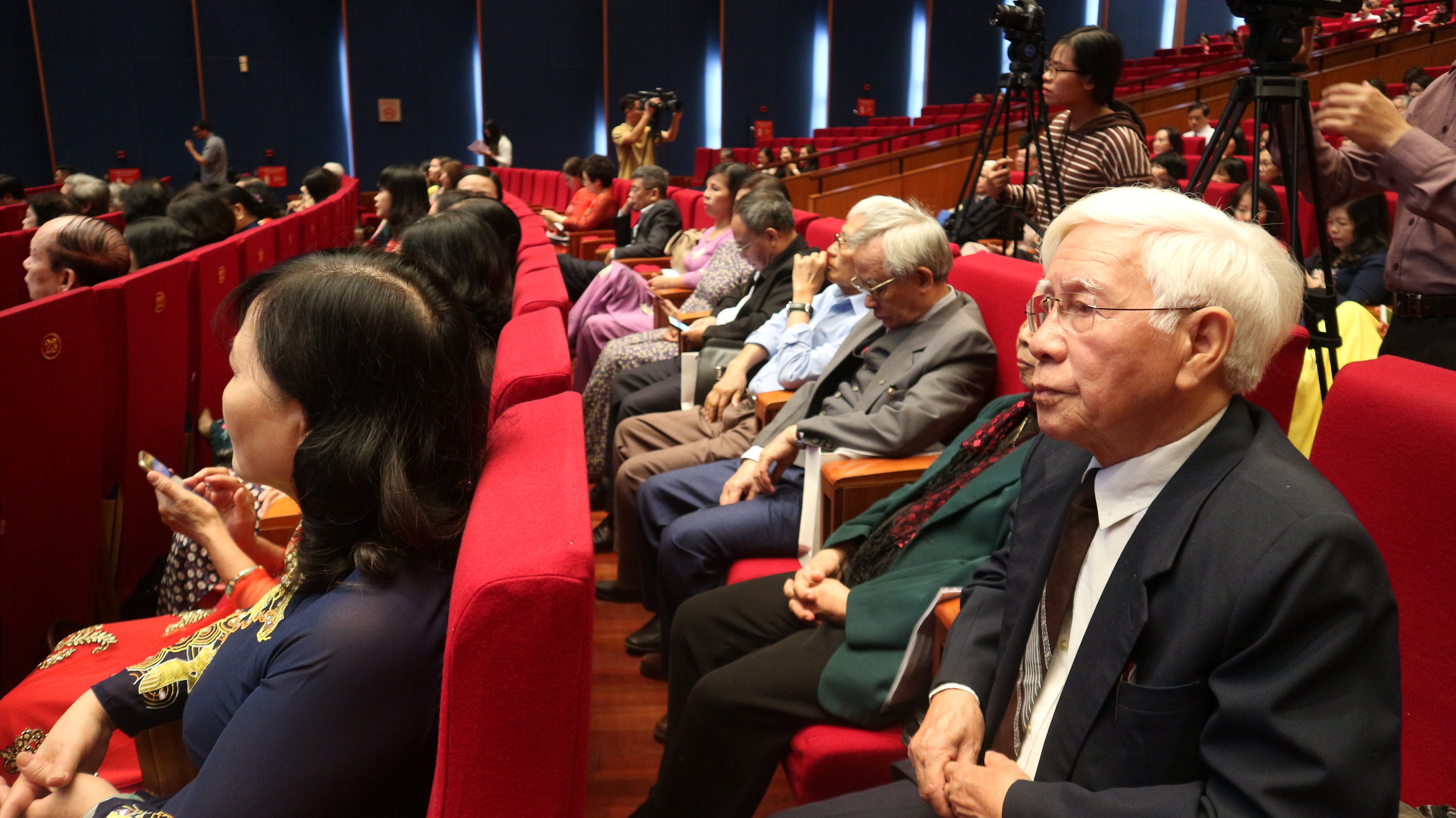 Giáo dục - Tuyên dương tấm gương nhà giáo mẫu mực Thủ đô 2019 (Hình 6).