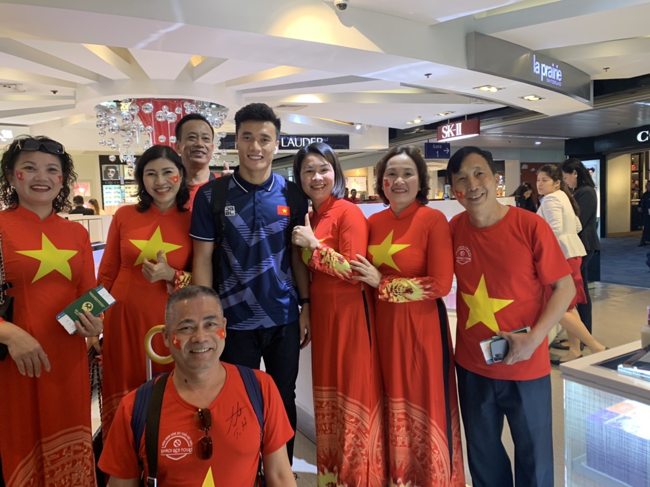 Thể thao - CĐV hào hứng 'săn' chữ ký cầu thủ ngay tại sân bay Philippines (Hình 3).