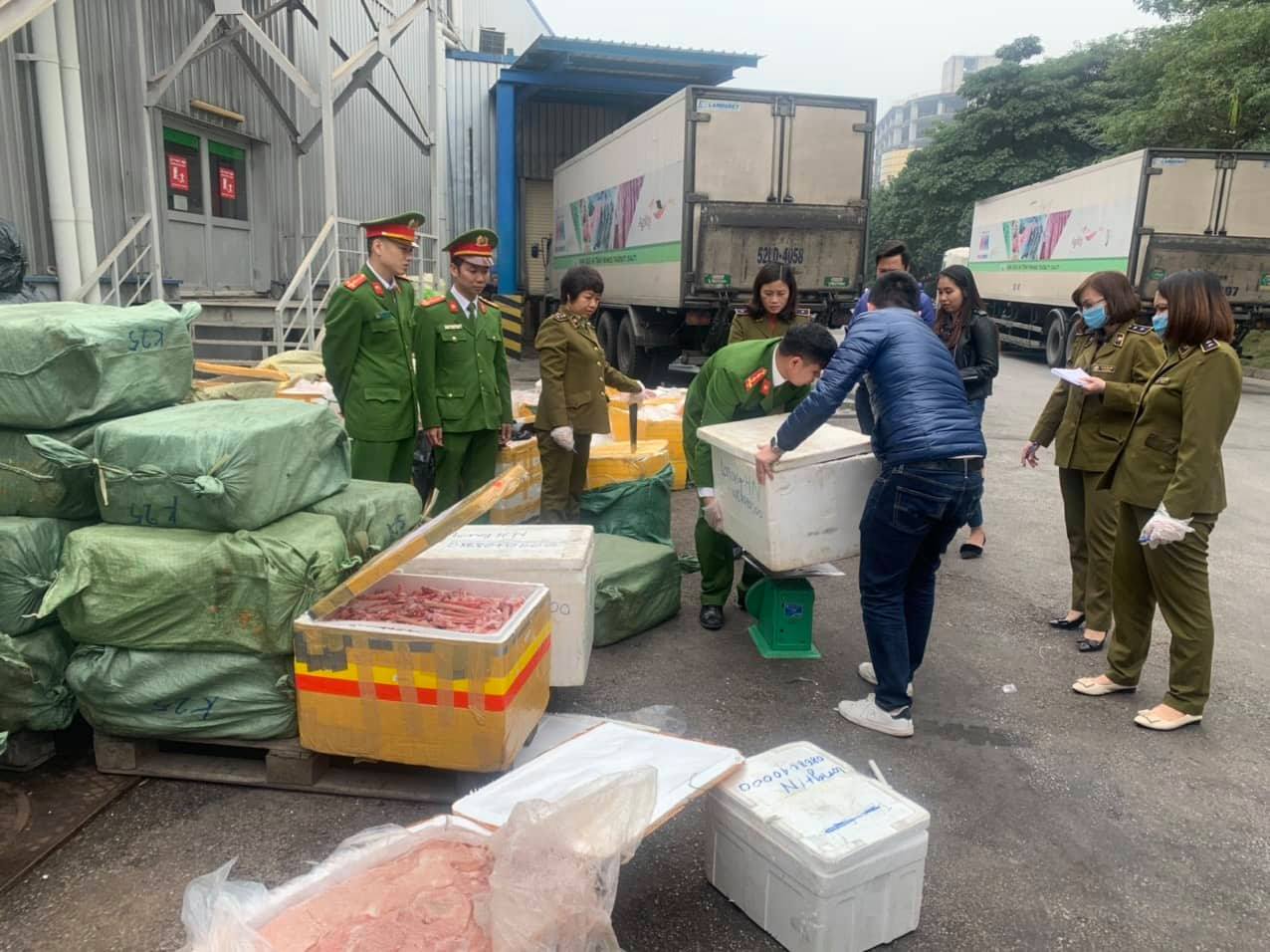 Tin nhanh - Hà Nội: Hàng tấn lưỡi vịt, nầm lợn, lườn ngỗng bốc mùi nhập từ Trung Quốc tại siêu thị MM Mega Market bị bắt giữ