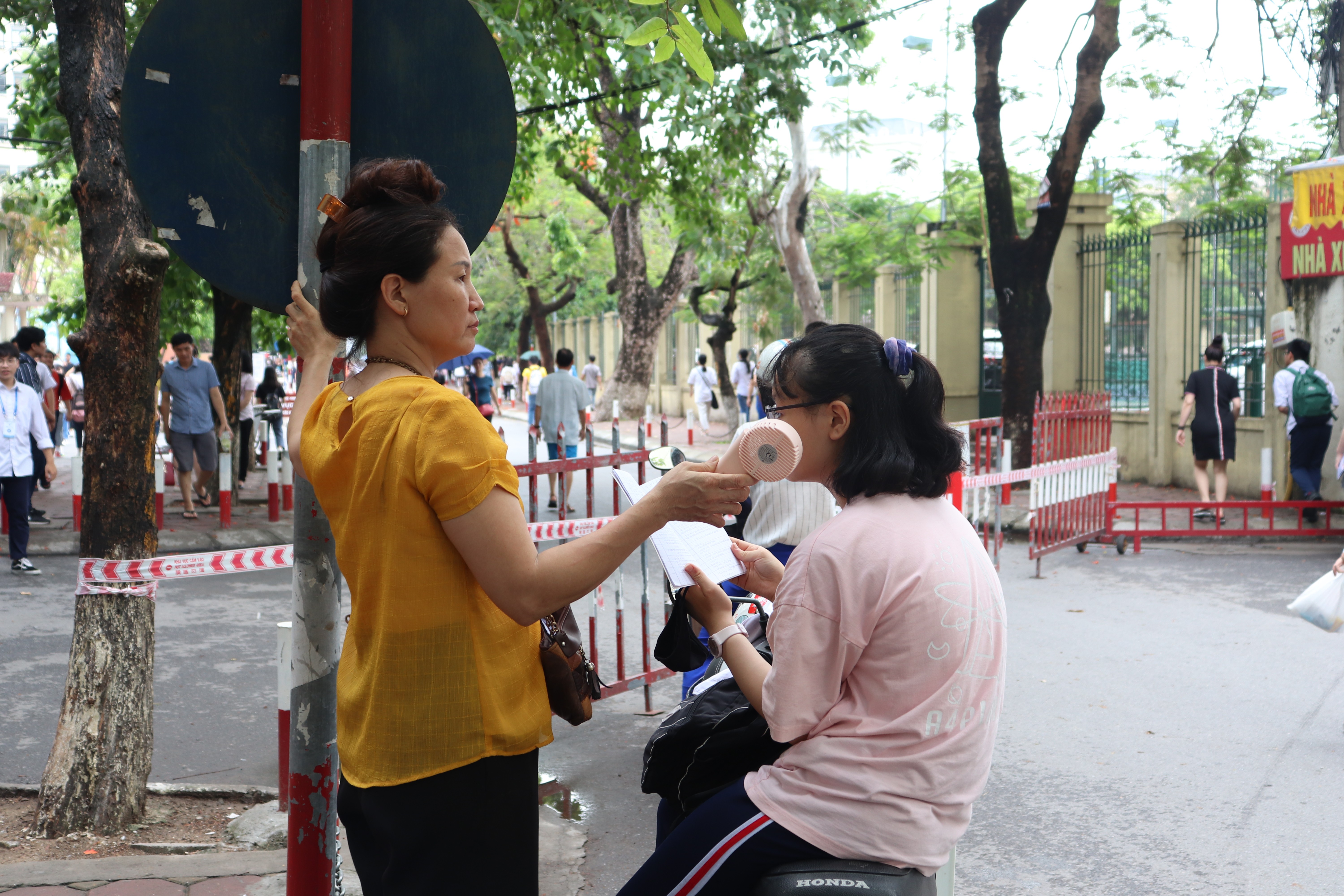 Giáo dục - Trường THPT tuyển sinh sớm nhất Hà Nội, đề thi “bắt trend” Covid-19 (Hình 9).