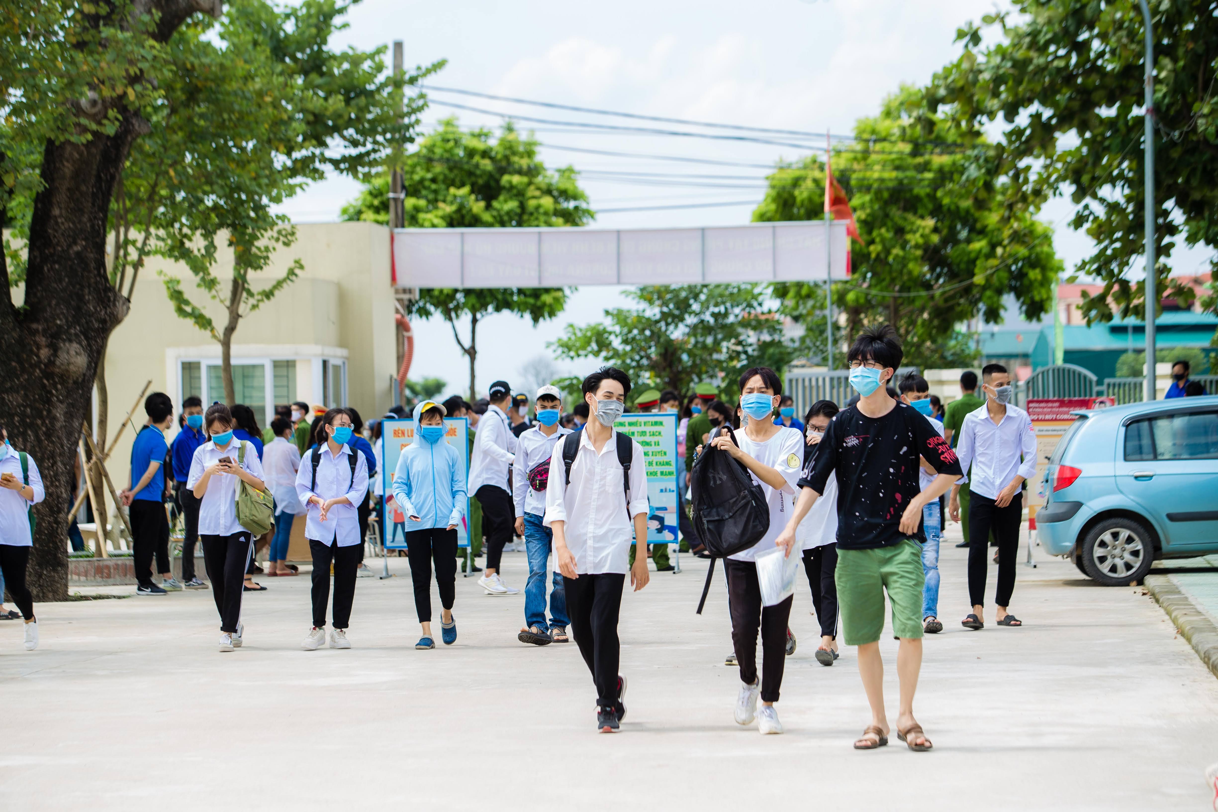 Giáo dục - Một số thí sinh thân nhiệt cao do trời nắng trong ngày làm thủ tục thi tốt nghiệp THPT 2020 (Hình 22).