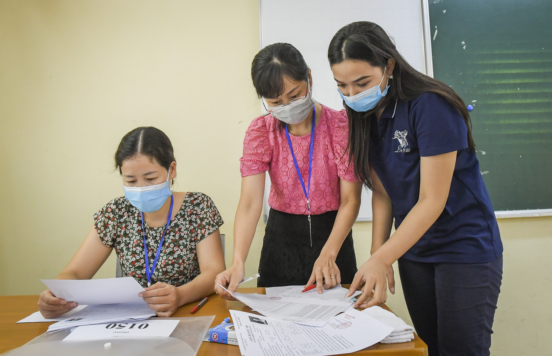 Giáo dục - Một số thí sinh thân nhiệt cao do trời nắng trong ngày làm thủ tục thi tốt nghiệp THPT 2020 (Hình 12).