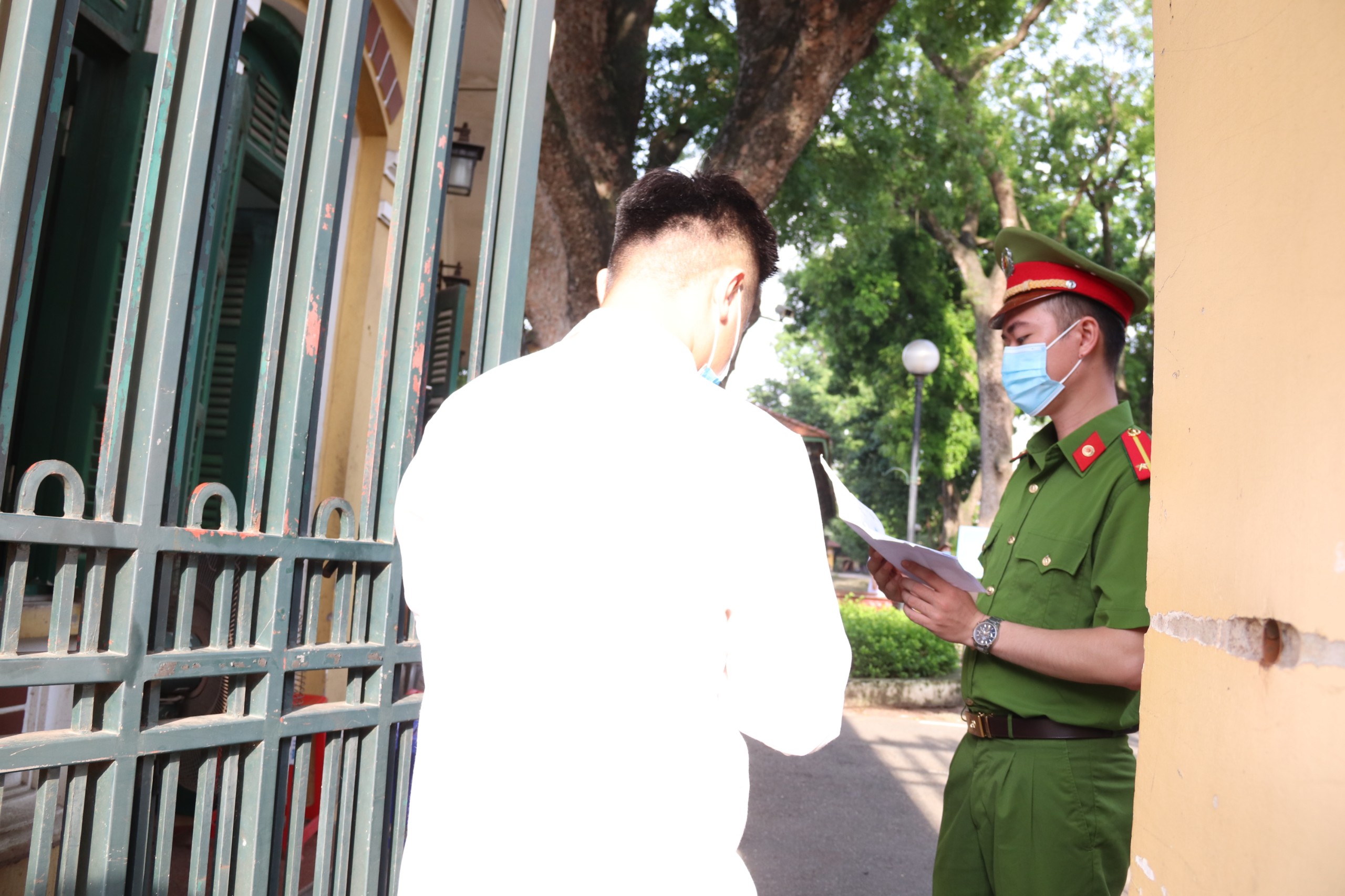 Giáo dục - Hà Nội: Nhiều thí sinh đến muộn, quên đồ trong buổi thi đầu tiên