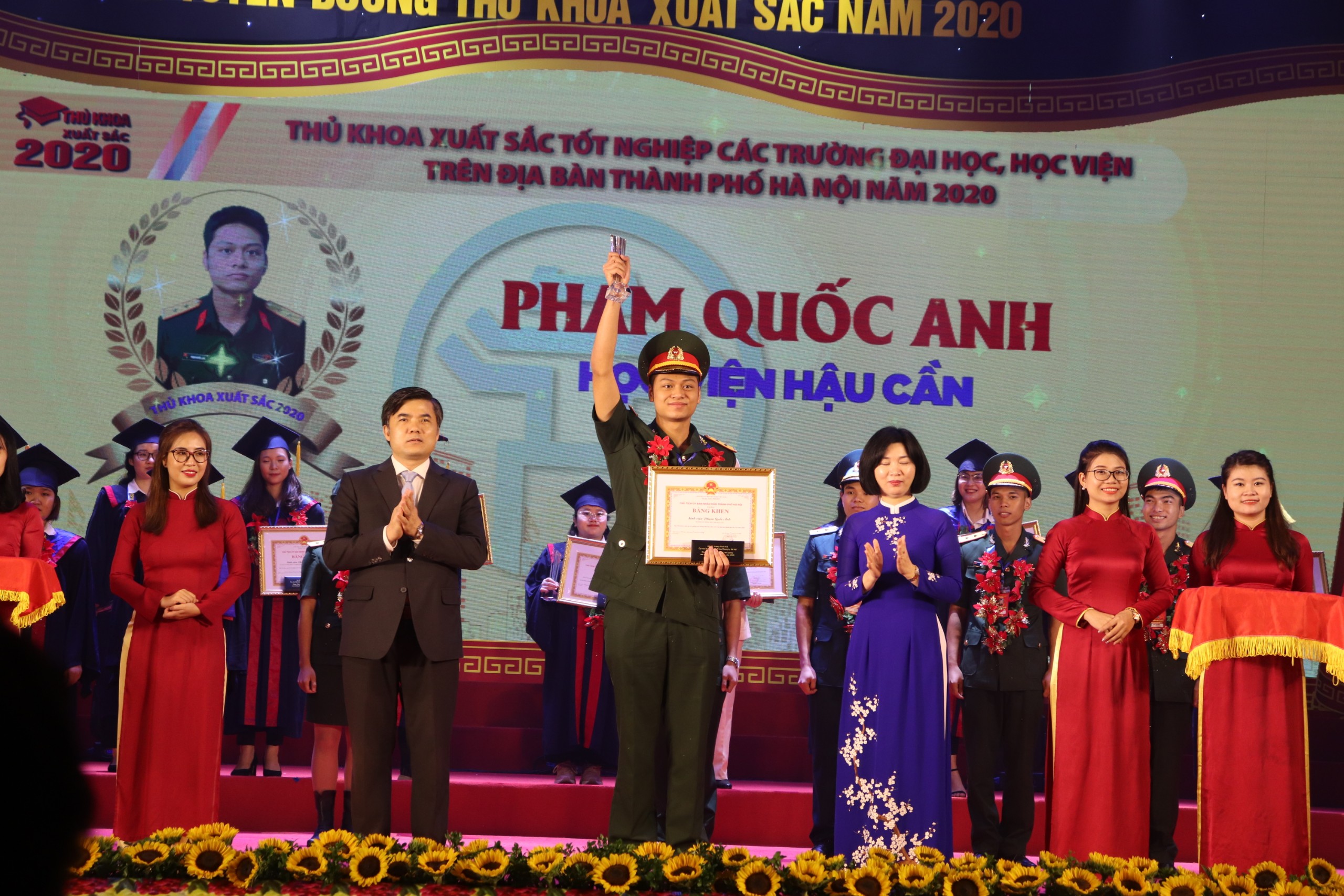 Giáo dục - Tôn vinh 88 Thủ khoa, Phó Chủ tịch Hà Nội nhắn nhủ 'tinh hoa' không tự mãn