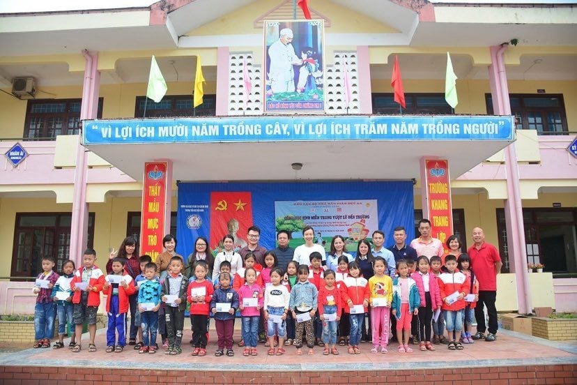 Giáo dục - Cánh hạc yêu thương “Đồng hành cùng học sinh vượt lũ đến trường” (Hình 4).