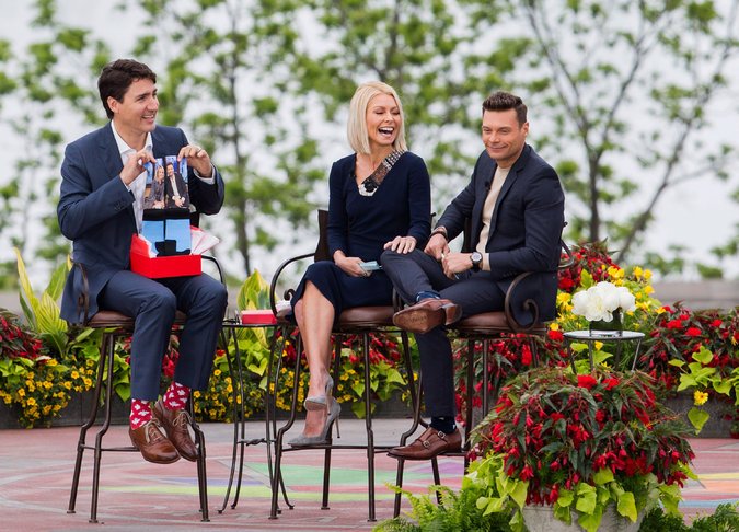 Hồ sơ - Nghệ thuật sử dụng bít tất của Thủ tướng Canada Justin Trudeau (Hình 2).