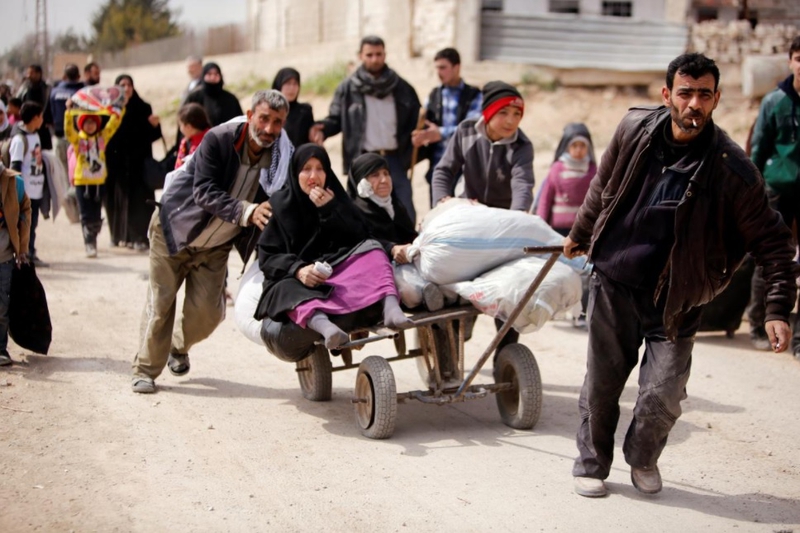 Syria: Nhói lòng hình ảnh người dân lũ lượt sơ tán khỏi Đông Ghouta  (Hình 4).