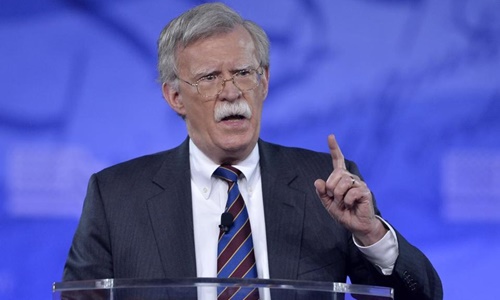 Tổng thống Mỹ Donald Trump vừa quyết định chọn ông John Bolton, chính trị gia tân bảo thủ có quan điểm cứng rắn, làm cố vấn an ninh quốc gia mới thay Tướng H.R. Giới phân tích lo ngại động thái này của ông Trump có thể làm gia tăng căng thẳng trên bán đảo Triều Tiên trước khi cuộc gặp thượng đỉnh giữa ông và nhà lãnh đạo Triều Tiên diễn ra. 