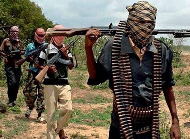 Ít nhất 18 người đã thiệt mạng và 84 người bị thương khi nhóm Hồi giáo vũ trang Boko Haram ở Nigeria tiến hành vụ tấn công vào thành phố Maiduguri, miền Bắc nước này. Theo Cơ quan tình trạng khẩn cấp quốc gia Nigeria (SEMA), vụ tấn công xảy ra trong đêm 1/4, tại làng Bale Shuwa và Bale Kura, ngoại ô thành phố Maiduguri. 