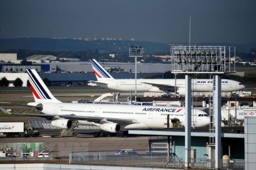 Hàng trăm chuyến bay của hãng hàng không Air France của Pháp đã không thể cất cánh trong ngày 7/4 sau khi các phi công, phi hành đoàn và nhân viên mặt đất tiến hành đình công đòi tăng lương. Trong một thông báo, Air France cho biết đã phải hủy 25% số chuyến bay đường dài, ảnh hưởng tới hoạt động vận tải hàng không trong nước và quốc tế. 