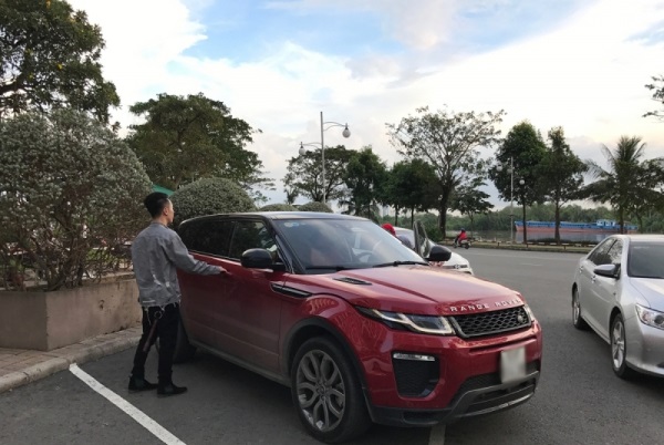 Range Rover Evoque màu đỏ của Sơn Tùng MTP giá bao nhiêu?