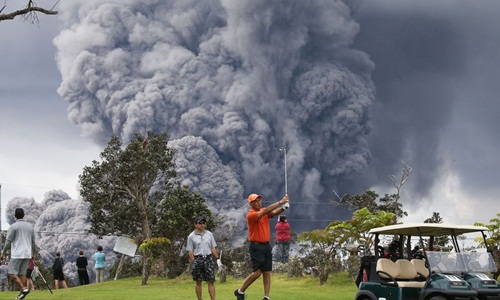 Núi lửa Kilauea ở Hawaii phun cột tro bụi cao 3.600 m, buộc giới chức phải nâng cảnh báo đỏ về khí độc và khả năng phun trào lớn. Cơ quan phòng vệ dân sự Hawaii cho biết những tảng đá bị bắn tung lên và các vụ nổ khí từ một trong các miệng núi lửa ở Kilauea đã khiến tro bụi lan xuống Tây Nam. 