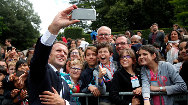 Tổng thống Pháp Emmanuel Macron đã tỏ ra không hài lòng khi bị một thanh niên gọi bằng biệt danh lúc ông đang 