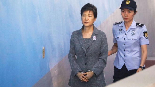 Tòa án quận trung tâm Seoul hôm nay tuyên án vắng mặt thêm 6 năm tù với Park Geun-hye vì tội rút ruột 3,3 tỷ won (2,9 triệu USD) ngân sách cấp cho Cơ quan Tình báo Quốc gia (NIS) và hai năm tù vì đã can thiệp vào việc lựa chọn ứng viên Quốc hội của đảng cầm quyền năm 2016, theo AFP.