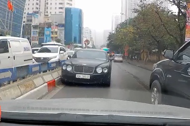 Tin nhanh - Xe Bentley đi ngược chiều trên đường Nguyễn Tuân sẽ bị phạt như thế nào?