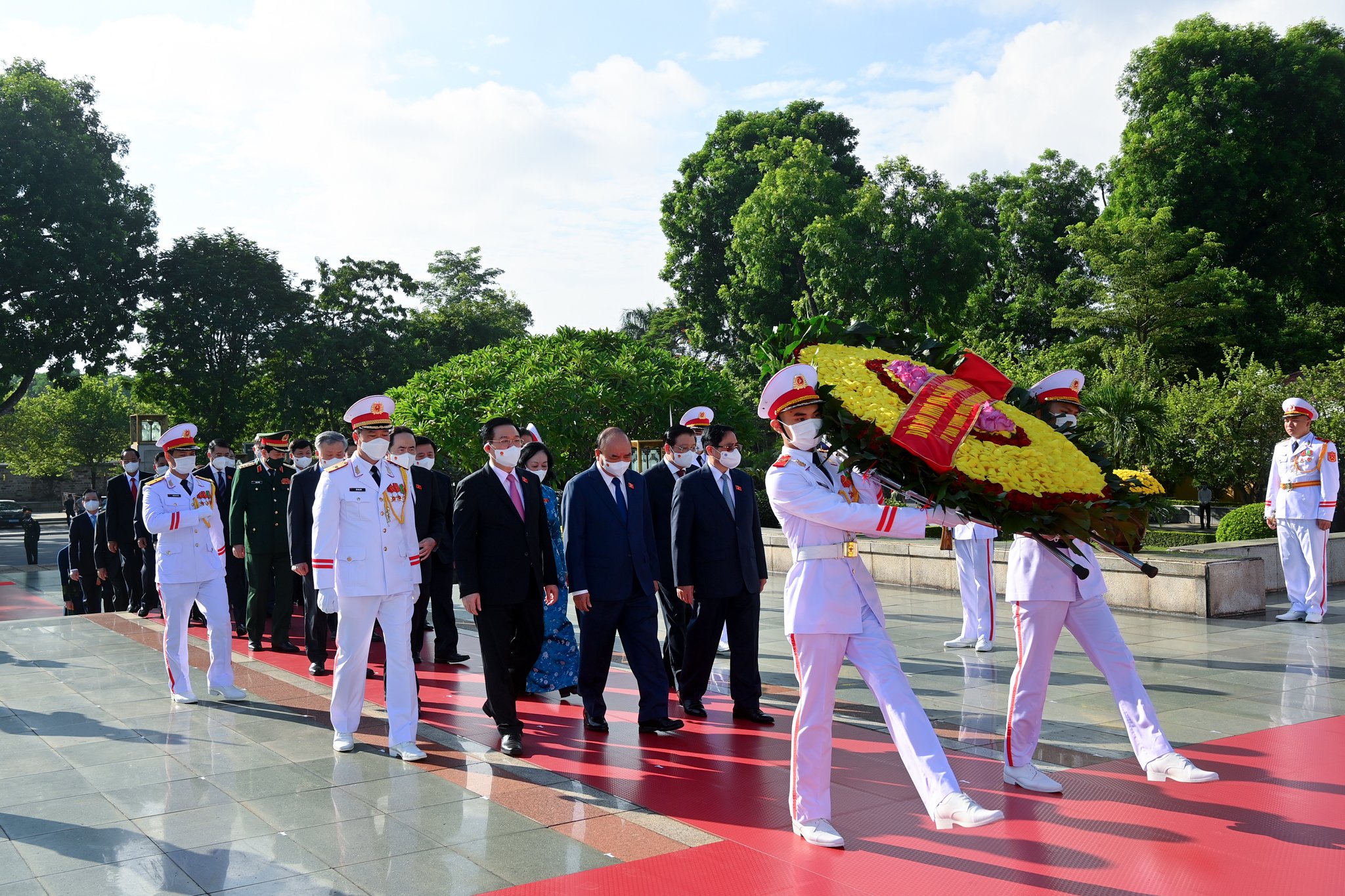 Tiêu điểm - Lãnh đạo Đảng, Nhà nước, Quốc hội đặt vòng hoa, tưởng niệm các Anh hùng liệt sĩ (Hình 3).