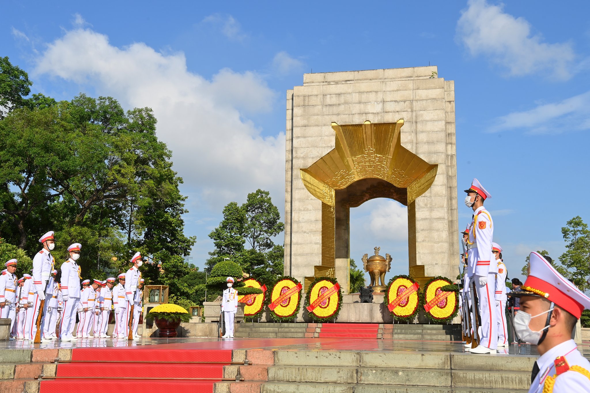 Tiêu điểm - Lãnh đạo Đảng, Nhà nước, Quốc hội đặt vòng hoa, tưởng niệm các Anh hùng liệt sĩ (Hình 4).