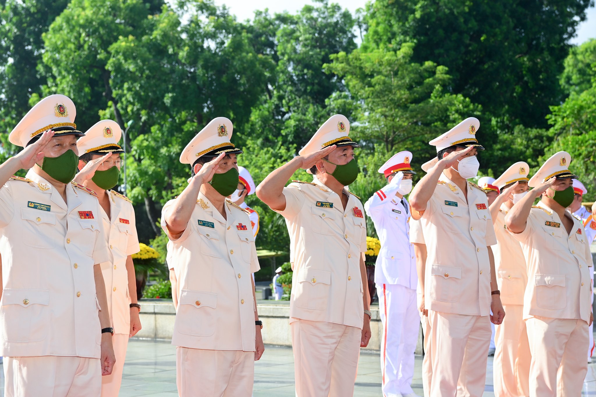 Tiêu điểm - Lãnh đạo Đảng, Nhà nước, Quốc hội đặt vòng hoa, tưởng niệm các Anh hùng liệt sĩ (Hình 7).