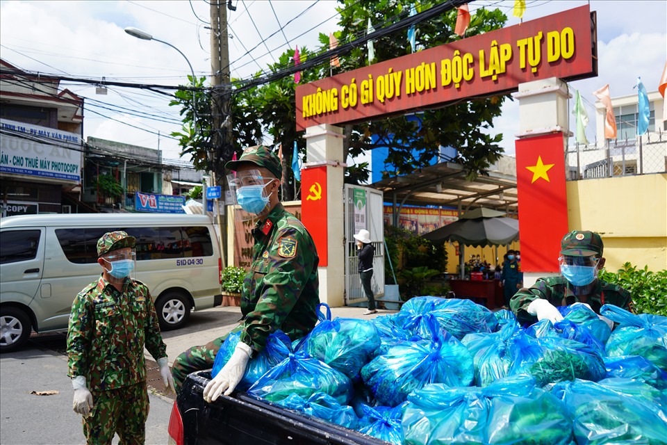 Sự kiện - Chùm ảnh bộ đội gõ cửa từng nhà dân ở TP.Hồ Chí Minh trao thực phẩm thiết yếu    (Hình 4).