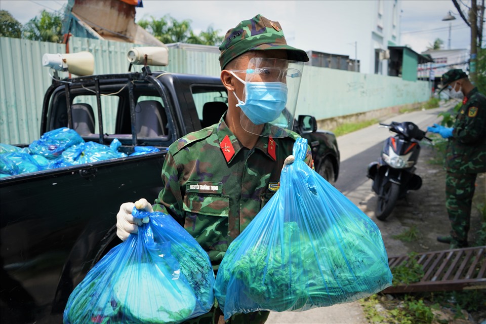 Sự kiện - Chùm ảnh bộ đội gõ cửa từng nhà dân ở TP.Hồ Chí Minh trao thực phẩm thiết yếu    (Hình 5).