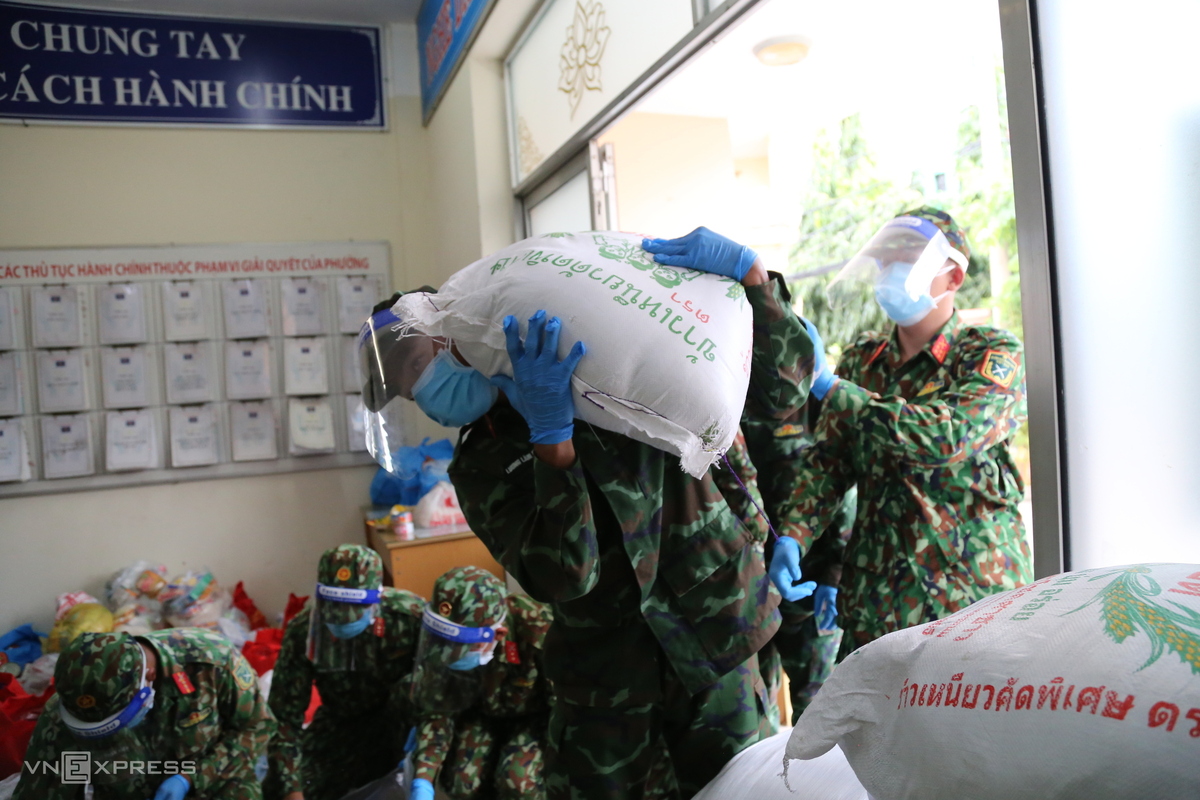 Sự kiện - Chùm ảnh bộ đội gõ cửa từng nhà dân ở TP.Hồ Chí Minh trao thực phẩm thiết yếu    (Hình 6).