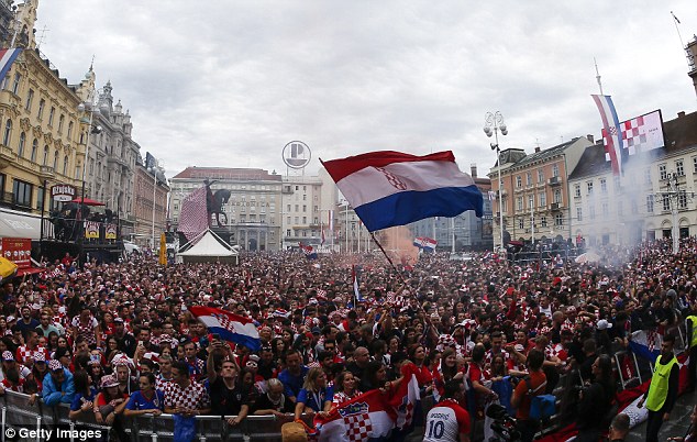 Hàng nghìn CĐV Pháp và Croatia tập hợp tại các quảng trường để cổ vũ cho trận chung kết (Hình 9).