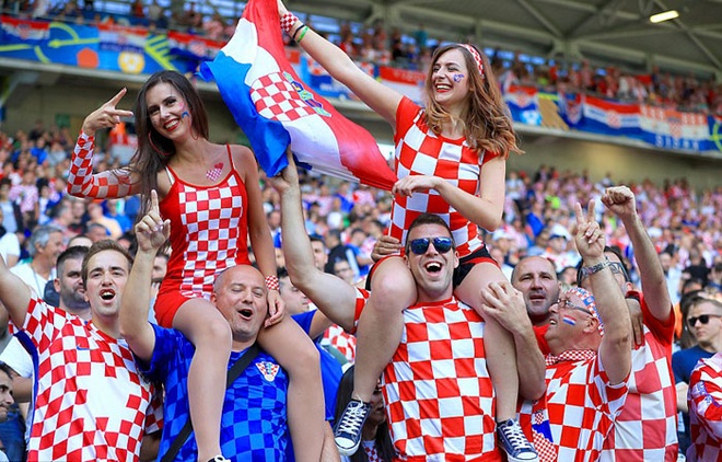 Các cầu thủ Croatia về nước được fan đón tiếp như những người hùng