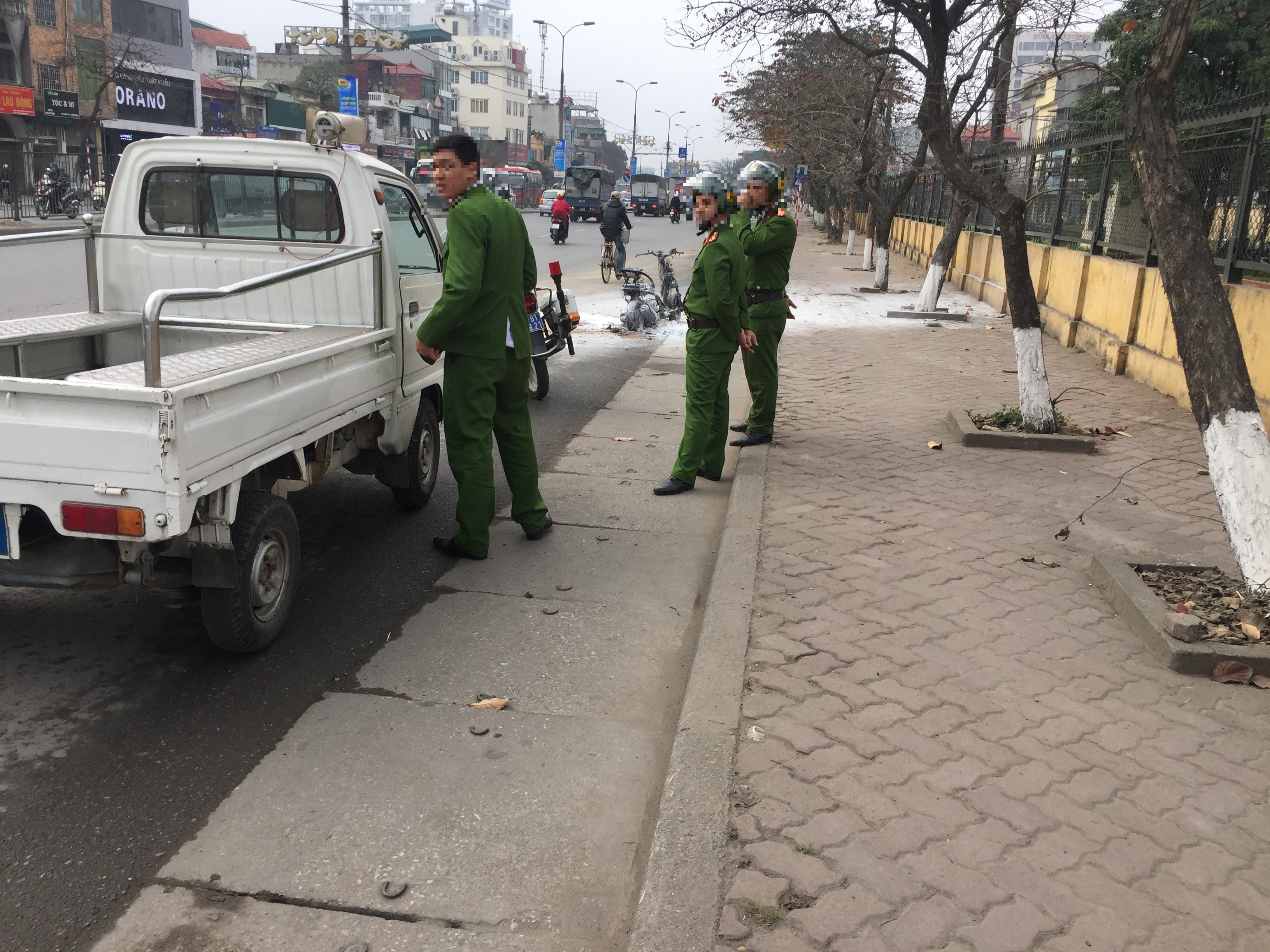 Hà Nội: Xe máy đang chạy bất ngờ cháy rụi (Hình 2).