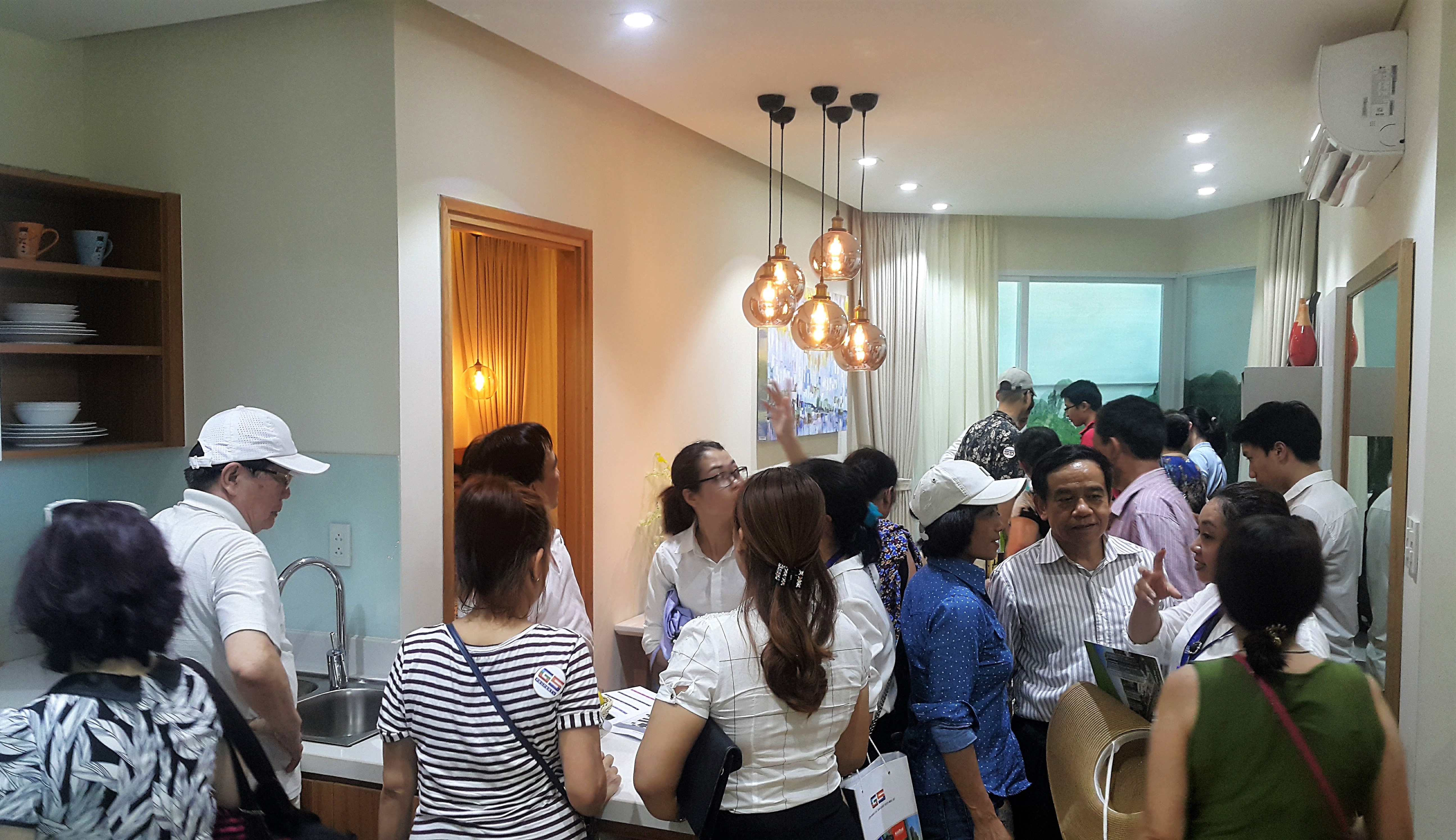 Cần biết - Hàng trăm khách Hà Nội đổ xô về Hạ Long để xem một căn hộ (Hình 2).