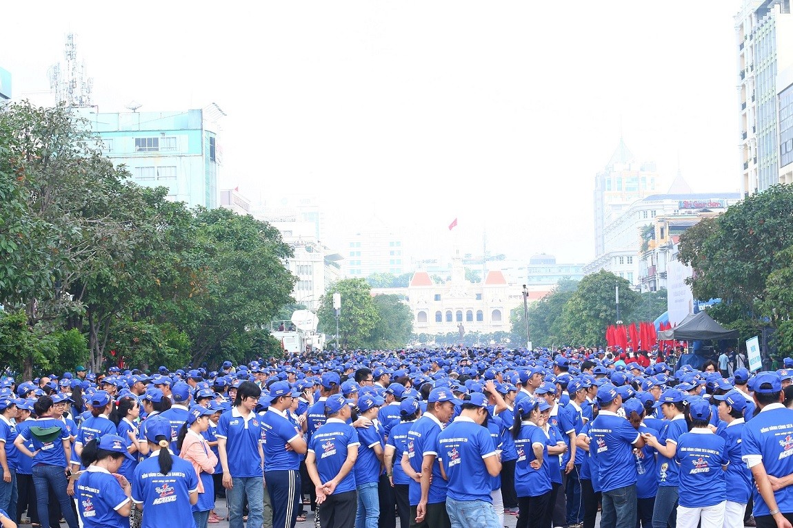 Đời sống - Hàng ngàn người ‘phủ xanh’ phố đi bộ cổ vũ Đoàn Thể thao Việt Nam