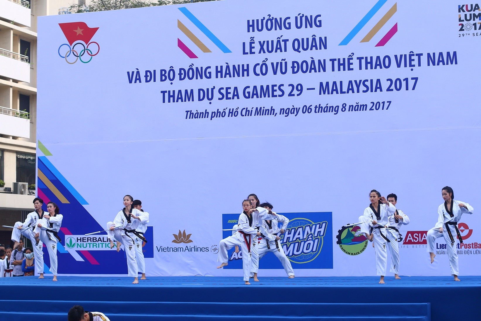 Đời sống - Hàng ngàn người ‘phủ xanh’ phố đi bộ cổ vũ Đoàn Thể thao Việt Nam (Hình 2).