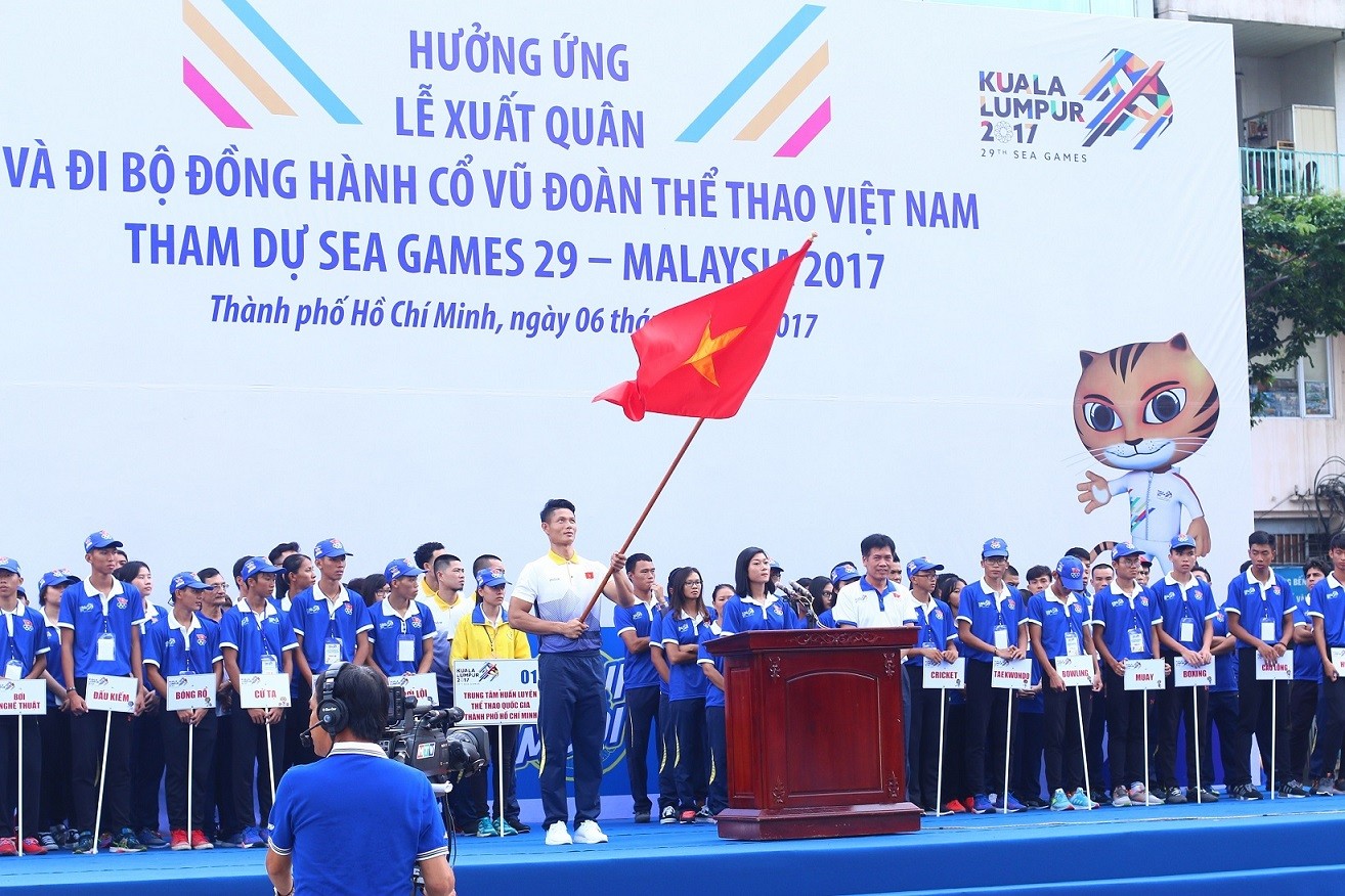 Đời sống - Hàng ngàn người ‘phủ xanh’ phố đi bộ cổ vũ Đoàn Thể thao Việt Nam (Hình 4).