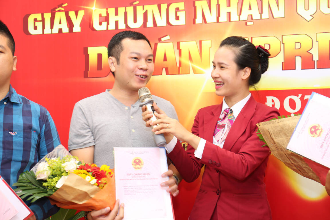 Kinh doanh - Địa ốc Kim Phát và Việt Hưng Phát trao hàng trăm sổ đỏ cho khách hàng