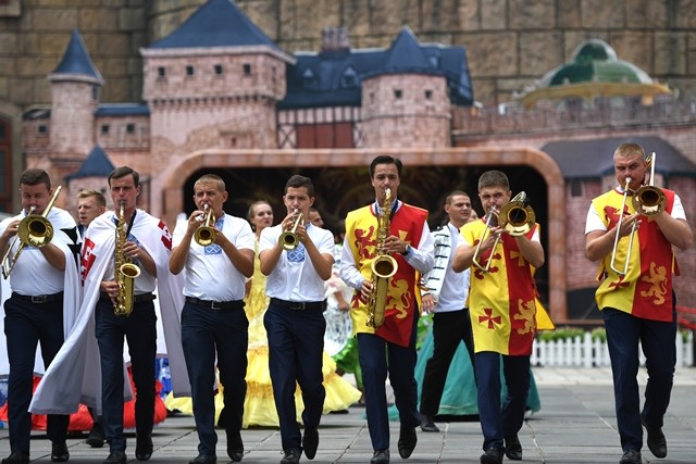 Kinh doanh - Carnival đường phố Sun World Ba Na Hills trình diễn tại phố đi bộ Hồ Gươm (Hình 2).