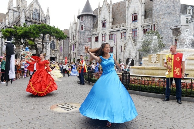 Kinh doanh - Carnival đường phố Sun World Ba Na Hills trình diễn tại phố đi bộ Hồ Gươm (Hình 4).