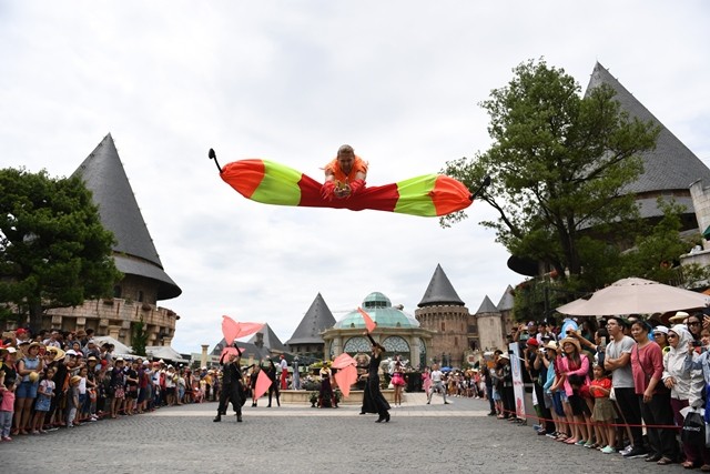 Kinh doanh - Carnival đường phố Sun World Ba Na Hills trình diễn tại phố đi bộ Hồ Gươm