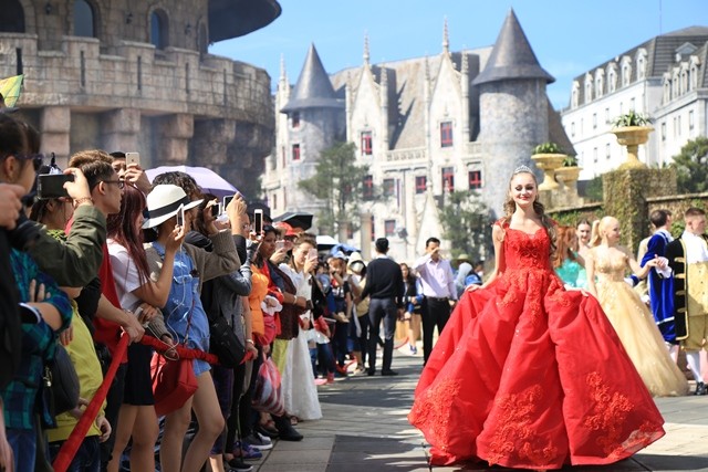 Kinh doanh - Carnival đường phố Sun World Ba Na Hills trình diễn tại phố đi bộ Hồ Gươm (Hình 5).