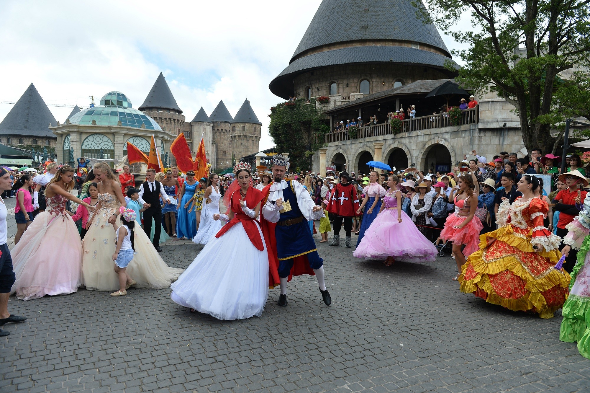 Kinh doanh - Carnival đường phố Sun World Ba Na Hills trình diễn tại phố đi bộ Hồ Gươm (Hình 6).