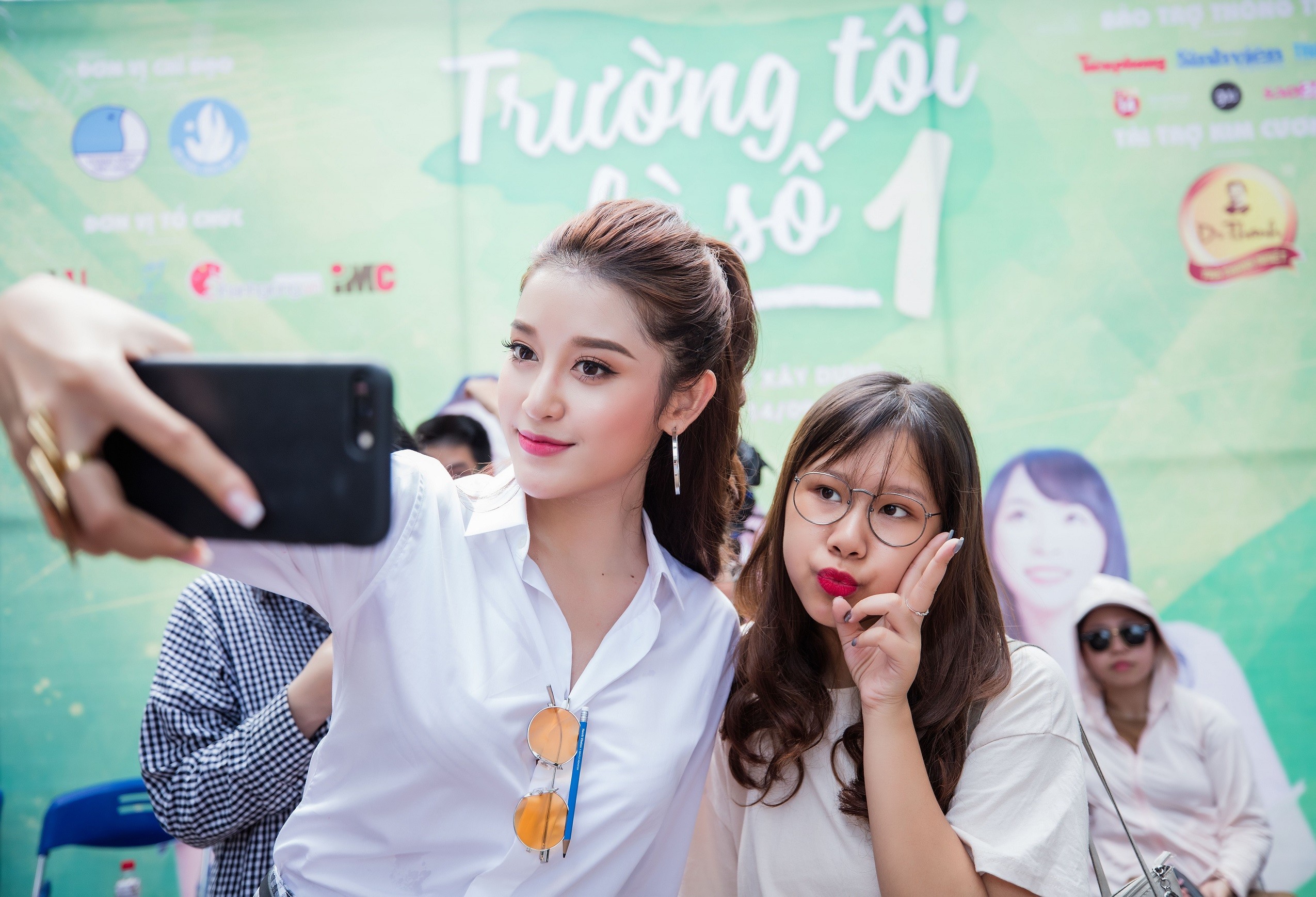 Giải trí - Á hậu Huyền My xuất hiện xinh tươi tại cuộc thi Hoa khôi Sinh viên 2017 (Hình 2).