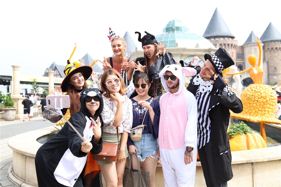 Kinh doanh - ‘Check in’ Halloween với các tiểu cảnh được tạo từ hơn 10 tấn bí, ngô, táo tại Sun World Ba Na Hills (Hình 2).