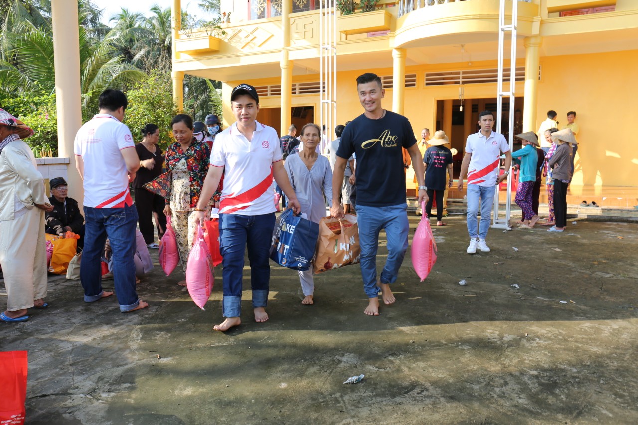 Kinh doanh - Công ty Việt Hưng Phát cùng Áo dài ABC hợp tác làm từ thiện (Hình 4).